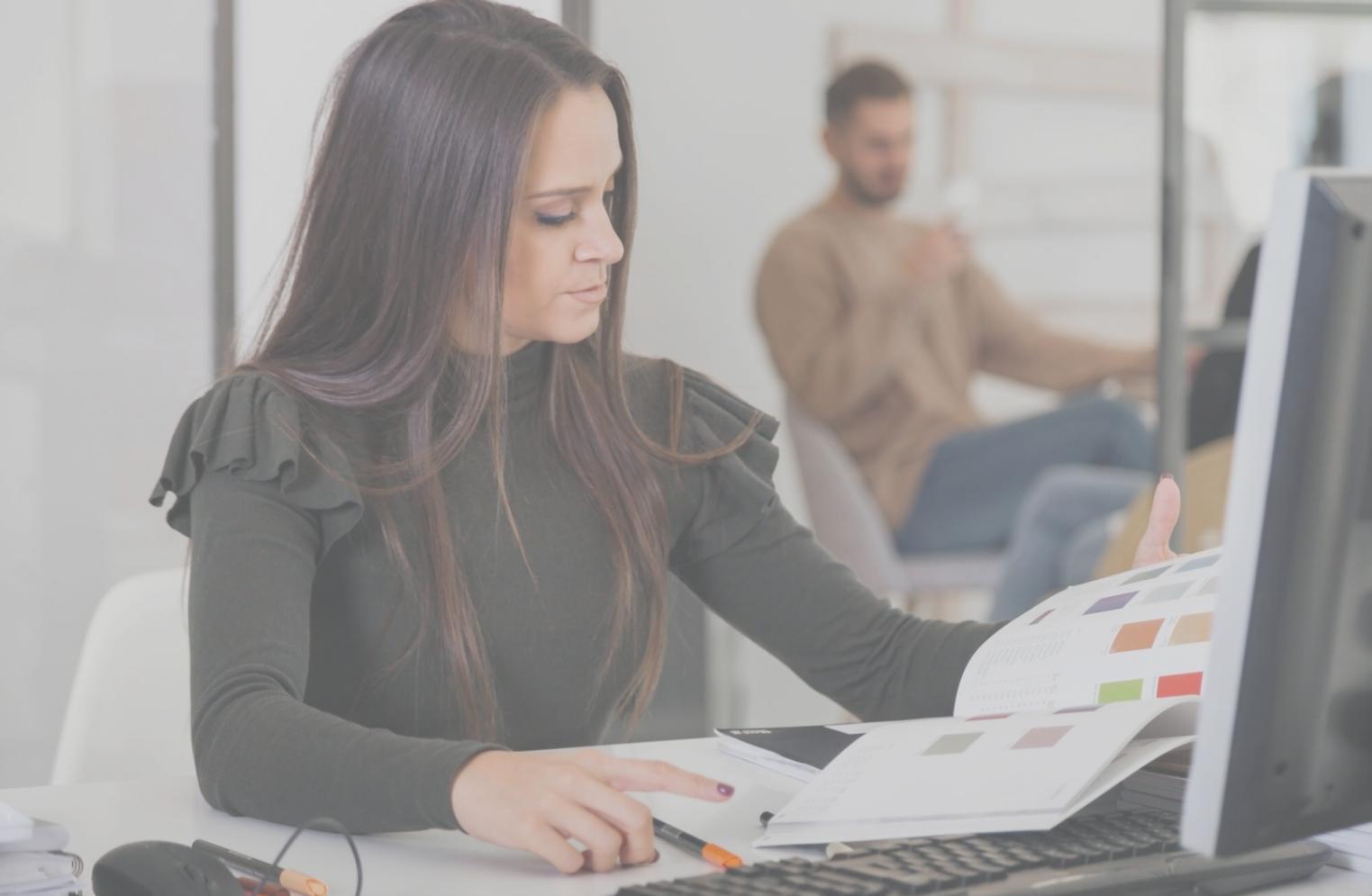 Finanzanalysten bei der Arbeit mit modernen Tools